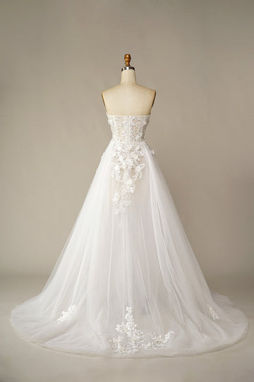 Un vestido de novia de línea con apliques
